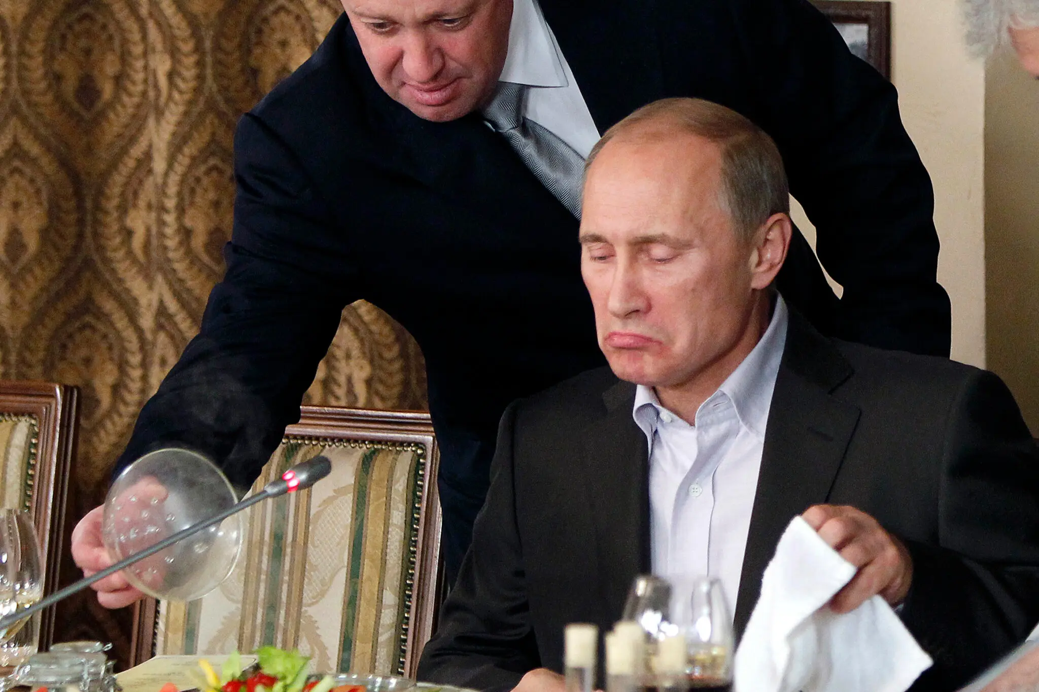 «Шеф-кухар Путіна». Пан Пригожин подає їжу пану Путіну в 2011 році